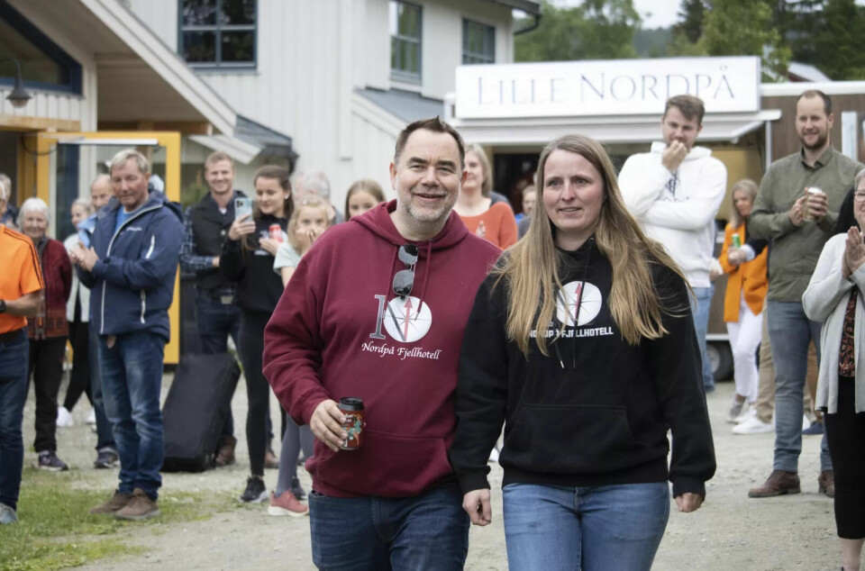 PRISVINNERE: Duoen ved Nordpå Fjellhotell ble overrasket med pris fredag. Foto: Eskil Buseth Folstad