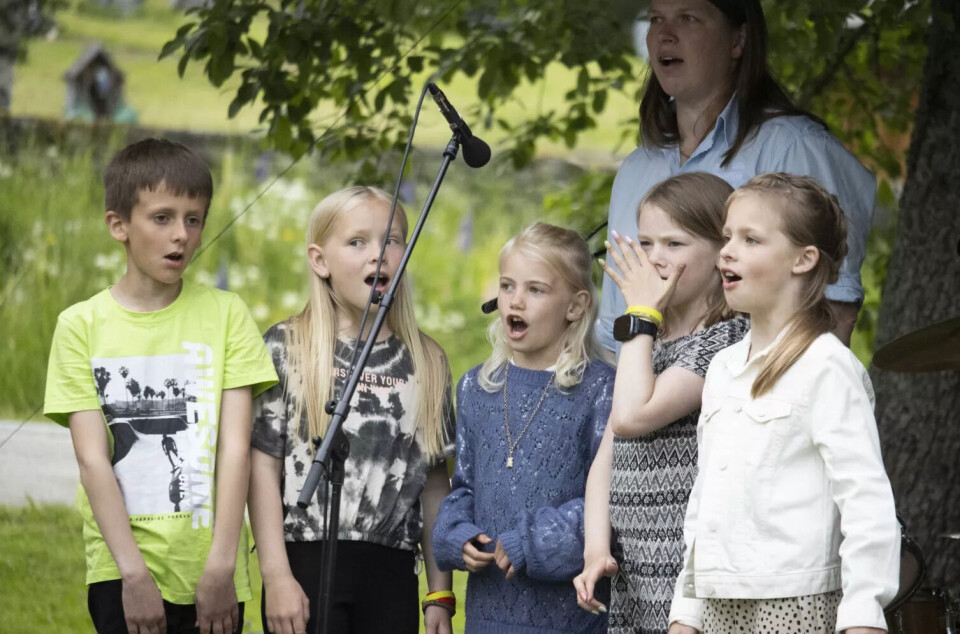BYGDALIV I HALTDALEN: Elever i tredje og fjerde trinn ved Haltdalen oppvekstsenter bidro med koring da Bygdalivs jubileumssang ble spilt live på scenen i 2022.