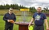 HEKTA PÅ FRISBEE: Frode (t.v) og Brede Sandkjernan (t.h.) gleder seg til å ønske folk velkommen til den splitter nye frisbeegolfbana på Glåmos. Foto: Nora Hunter Drøyvollsmo