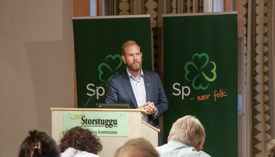 NÆR SP-FOLK: Røros-ordfører Isak V. Busch (Ap) i aksjon under Senterpartiets møte i Storstuggu onsdag kveld. Foto: Marius Haugan Lillegjære