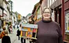 HUSBYGGER: Mari Jøkulsdottir bygger miniatyrer av husene på Røros. Her viser hun fram miniatyren av Svenskstuggu. Foto: Cecilie Bergan Stuedal