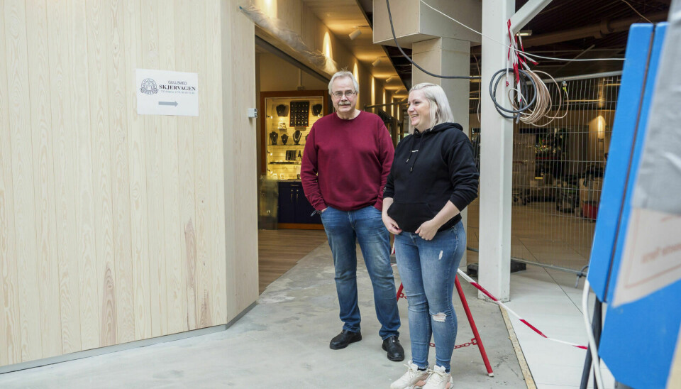 GULLSMED SKJERVAGEN: Butikken er åpen, men kan være vanskelig å finne. – Vi håper folk finner fram, vi ligger rett ved Kitch´n, sier Morten Skjervagen (t.v.) og Lillian Berggård. Foto: Ingrid Hemming