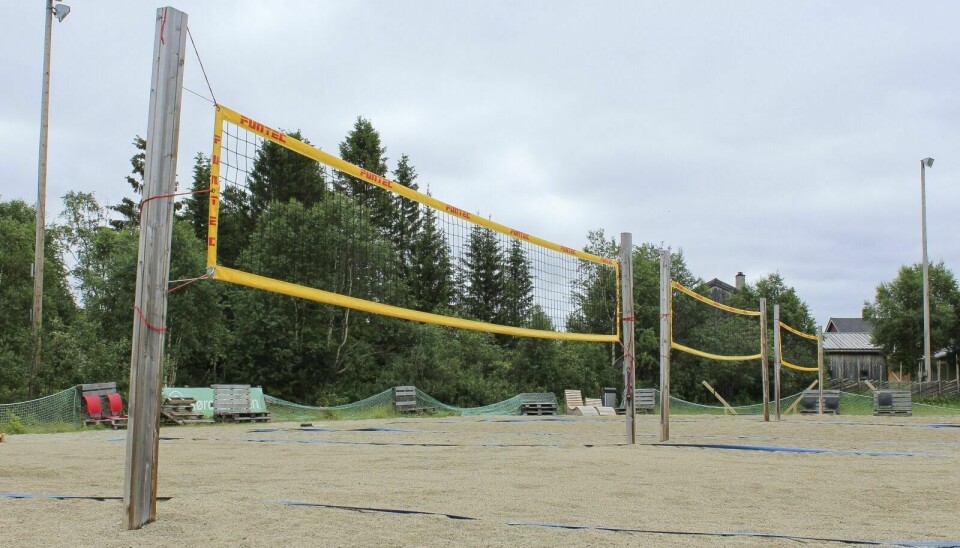 SPILLE I SANDEN: Med hjelp fra Røros volleyballgruppe arrangeres det sandvolleyballspilling på Øra. Foto: Nora Hunter Drøyvollsmo