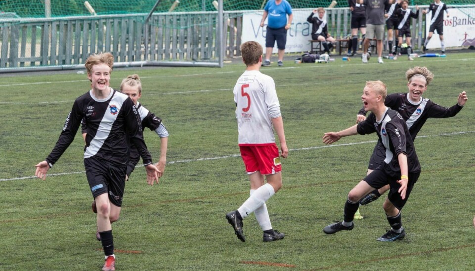 JUBEL: Røros gutter 14 jublet tre ganger under finalen mot Rindal og vant sin klasse under Bergstadcup i dag. Foto: Ingrid Hemming