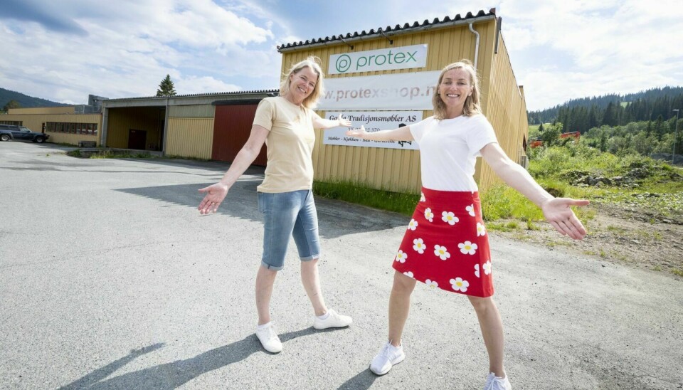PROTEX: Marie Engan Hernes og Anita Engan flytter Synåla fra sentrum av Ålen til Protex bygget. Foto: Cecilie Bergan Stuedal