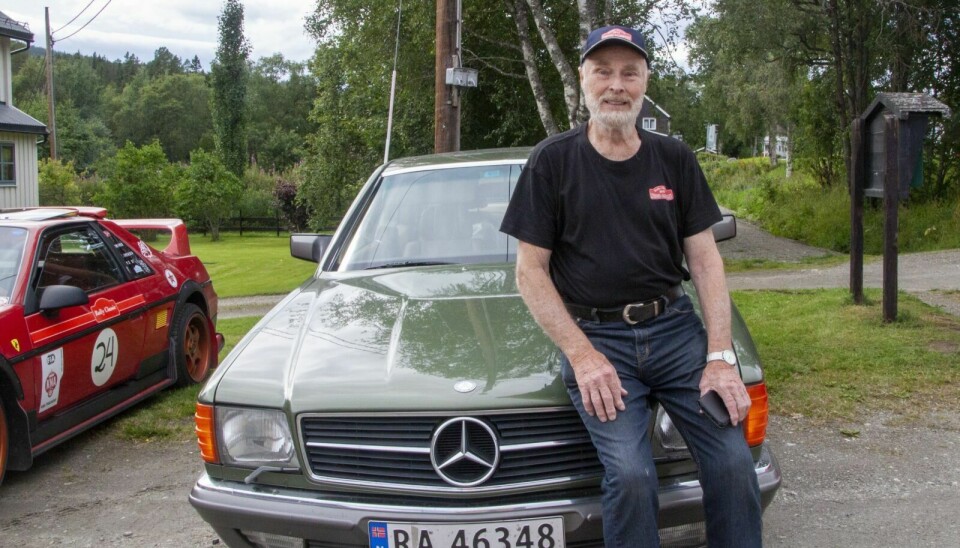 BILVETERAN: Henrik Ekstrøm (86) er med på Rally Classic for andre år på rad. I år kjører han en 1984-modell Mercedes 500 SEC. Foto: Marius Haugan Lillegjære