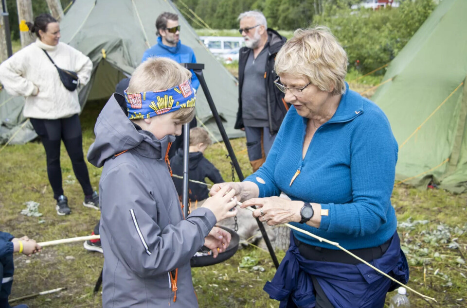 ASSISTANSE: Sissel Ranøien hjelper Sondre Ekerbakke Røyseth med pinnebrødet før grillinga. Foto: Eskil Buseth Folstad