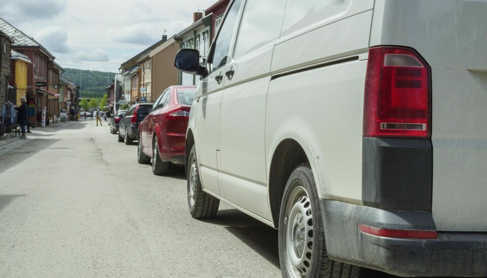 DETTE BLIR DET SLUTT PÅ: Heretter vil det kun bli parkering for beboere når det blir gågate hele året i Kjerkgata. Foto: Ingrid Hemming