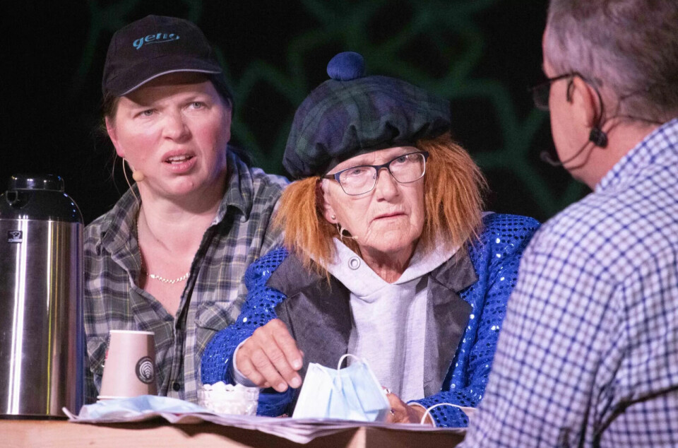 DISKUSJON: Mari Bollingmo og Alvhild Grønseth ble svært så ivrige da diskusjonen gikk rundt bordet hos Coop Marked Haltdalen. Foto: Eskil Buseth Folstad