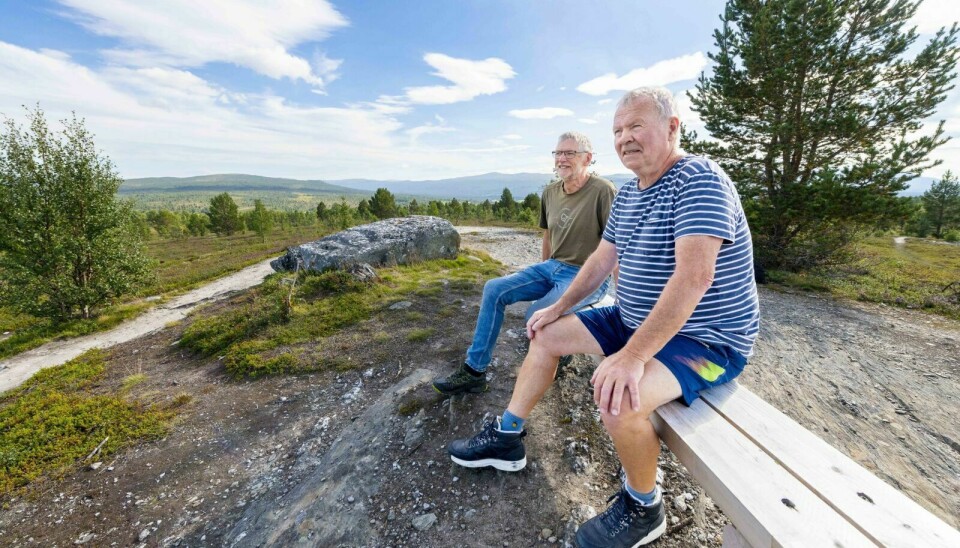 MER BRUKT: Gunnar Hegre (T.V.) og Gunnar Berg (T.H) håper at vedlikeholdsarbeidet vil gjøre at flere vil benytte seg av muligheten til å gå opp til Fjellkirka. Foto: Cecilie Bergan Stuedal