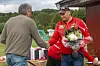 VEL OVERSTÅTT NM: NM-general og leder av Glåmos skotthyllklubb, Steinar Sandnes, mottok blomster og mye takknemlighet fra Norges skotthyllforbund, ved leder Ragnar Sundberg. Foto: Marius Haugan Lillegjære