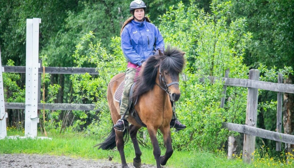 RIDETUR: Bekken gård skal ta med seg barna på ridetur 4. juli. På bildet ser du Nina Moen og hesten Glødis. Foto: Eskil Buseth Folstad