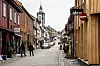 UTSETTE VEDTAKET: Nesten 30 næringsdrivende i Kjerkgata har skrevet under på et brev til Røros kommune der de ber om at vedtaket om helårs gågate blir utsatt. Arkivfoto: Eli Wintervold