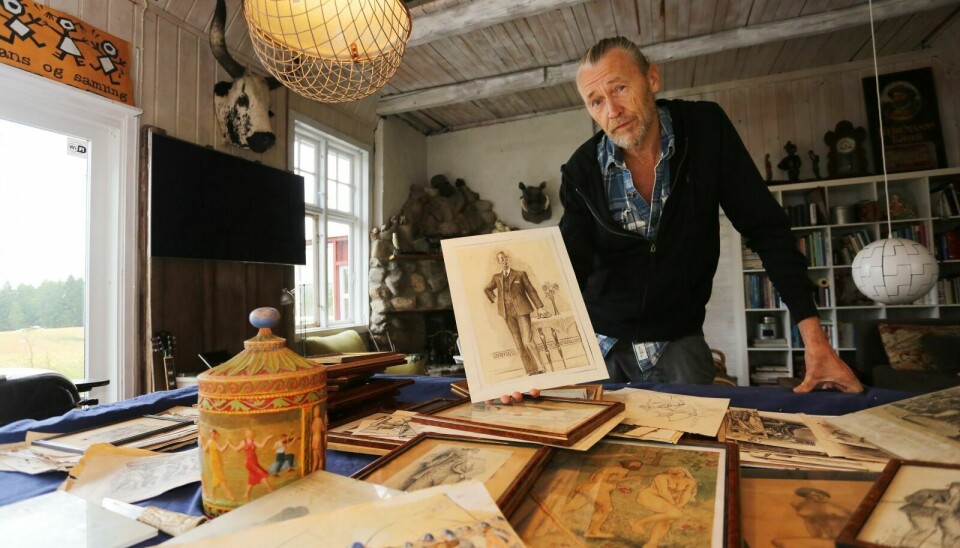 STOR SAMLING: Tom Tenvann har ei stor samling originale tegninger av Anders Bjørgaard. Nå leter han etter et nytt hjem til bildene. Foto: Einar Gjærevold