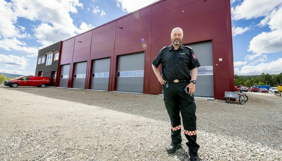 FORNØYD: Brannsjef Frode Skogås i Rørosregionen brann- og redning er veldig fornøyd med den nye brannstasjonen. Foto: Cecilie Bergan Stuedal