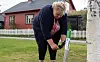 SOLBERG PÅ STOLPEJAKT: Erna Solberg tok seg tid til 'å fange' en stolpe underveis. Foto: Ingrid Hemming