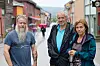 MISTER KUNDER: Bjørn Tore Hindklev, Knut Strømmevold og Mona Strømmevold forventer at politikerne utsetter eller reverserer vedtaket om helårs gågate i Kjerkgata. Konsekvensen om vedtaket står, kan bli en utarming av butikktilbudet i gata, frykter de. Foto: Morten Haugseggen