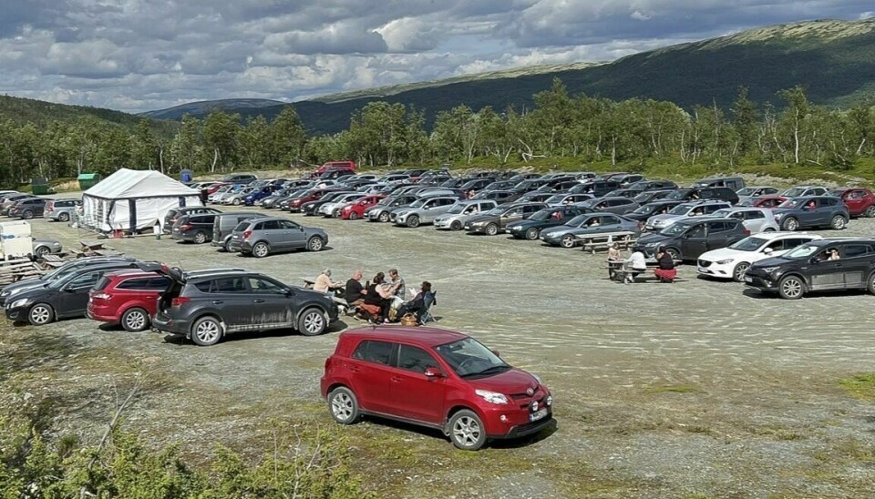 GODT OPPMØTE: Sindre Hegseth tror det var mellom 80-90 biler som møtte opp for bingoen. Foto: Anders Hegseth