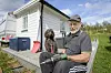 LITEN FAMILIE: Her har Erling Lindås, kona Anne Lise og deres to hunder Tjørven (8) og Pia (11) bodd på Bergstaden Camping. Foto: Cecilie Bergan Stuedal