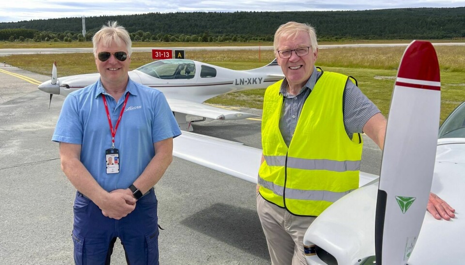 HOBBY: De to kompisene Geir Kvam (f.v.) og Jon Tyldum har flyging som hobby. Foto: Gudbrand Rognes
