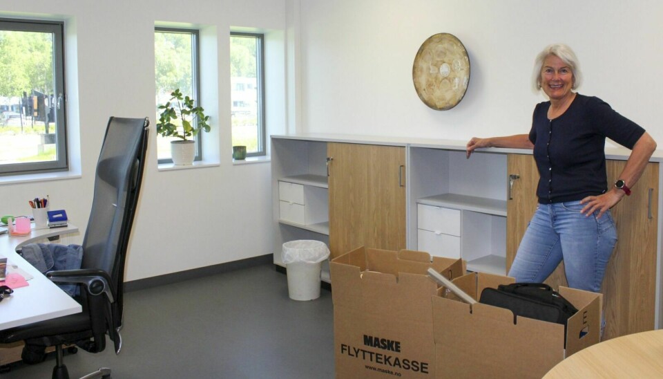 PÅ FLYTTEFOT: Rektor Hilde Knutsen er i full gang med å pakke ned kontoret sitt. Foto: Nora Hunter Drøyvollsmo