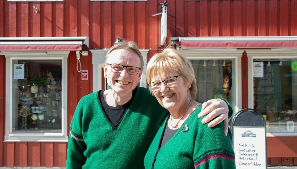 SELGER RUBBEL OG BIT: Ekteparet Ingolf og Randi Olsen har nå lagt ut både butikken og eiendommen som hører til Soloppgangen til salgs. Foto: Eli Wintervold