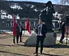 TALTE VED BAUTAEN: Petter Almås holdt tale ved bautaen «De bygde landet» under årets 1. mai-markering i Holtålen. Foto: Privat