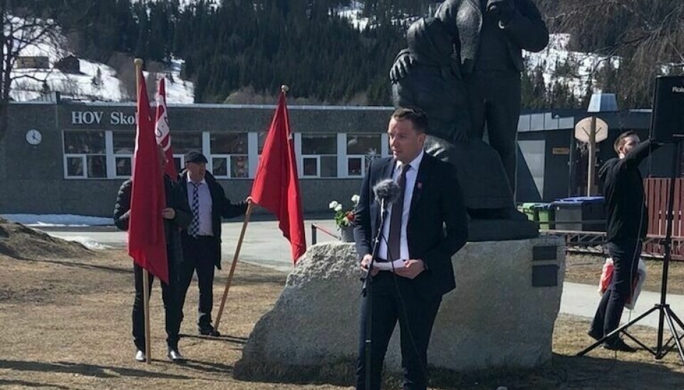 TALTE VED BAUTAEN: Petter Almås holdt tale ved bautaen «De bygde landet» under årets 1. mai-markering i Holtålen. Foto: Privat