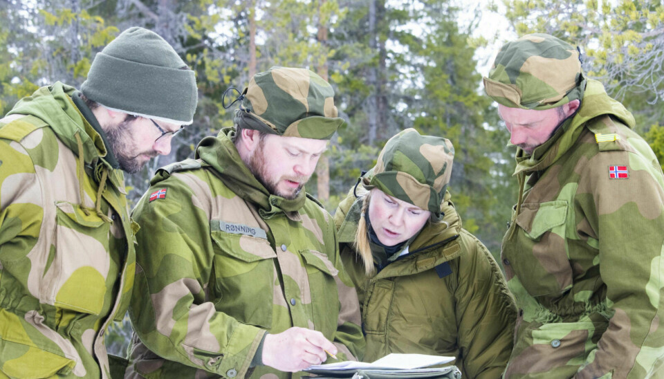 LAG: Lagfører Paul Rønning (i midten) studerer kartet sammen med HV-soldatene Marius Hegseth (t.v), Maren Brathagen og Håvard Røttum (t.h). Foto: Eskil Buseth Folstad