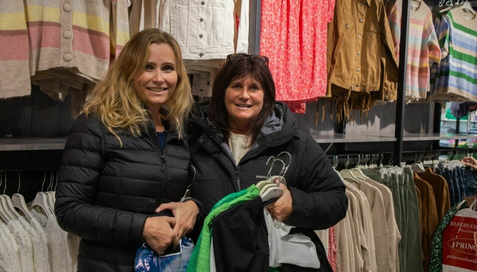 Marianne Økdal og Wenche Kolstad er to av mange som sikret seg en titt av den nye klesbutikken på Domus. Foto: Eli Wintervold