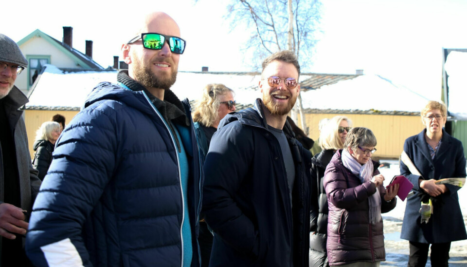 TROFAST PUBLIKUM: Morten Løkken og Sondre Dille er fast publikum under Vinterfestspill i Bergstaden. Foto: Eli Wintervold