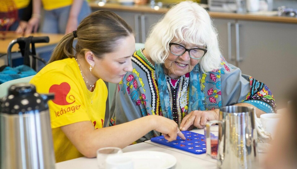 SAMARBEID: Aud Fredrikke Figenschou (88) og Marie Lien (17) leter etter tallene som blir ropt ut på bingoen. Foto: Cecilie Bergan Stuedal