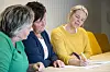 HÅPER PÅ OPPSLUTNING: Ann Mari Grønli (t.v), May Hilde Storsve og Anita Engan (t.h) sitter alle i arbeidsgruppa som har forfattet spørreundersøkelsen «Vil du vør me?». – Vi er veldig spente på svarene vi får, og vi håper naturligvis så mange som mulig velger å delta. Det vil gi oss et best mulig bilde av situasjonen, sier Grønli. Foto: Eskil Buseth Folstad