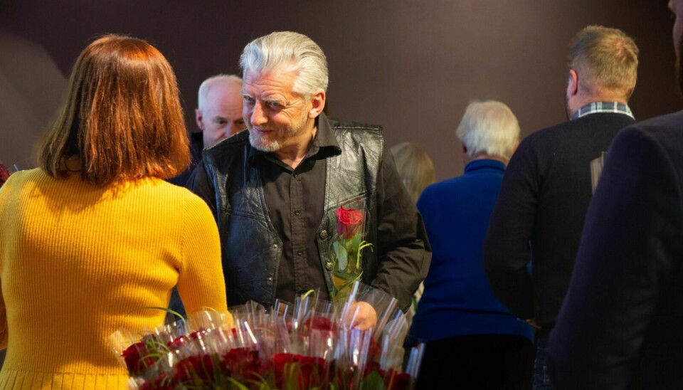 SYMBOLSK ROSE: Arne O. Grådahl var en av de som fikk tildelt en symbolsk rose som takk for sin innsats under pandemien. Foto: Eli Wintervold