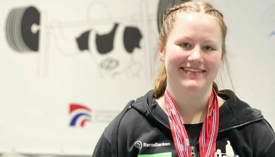 TRE GULL: Anja Wiggen Skancke fra Røros tok tre gullmedaljer i helgas NM i styrkeløft utstyrsfritt for ungdom, juniorer og veteraner. Foto: Grete Nessø