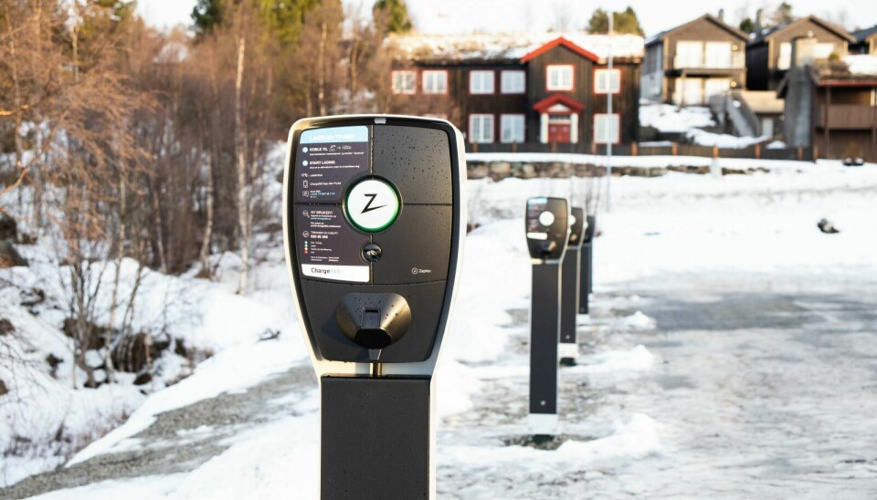 TI LADERE: På parkeringsplassen ved Røros Hotell er installert ti ladere med vekselstrøm (AC-ladere) med maksimum effekt på 22,5 kilowatt. Foto: Eli Wintervold