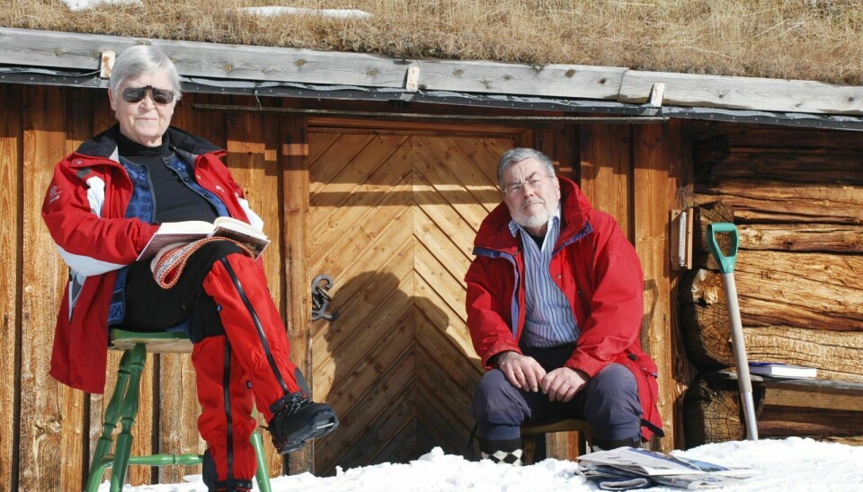 MONSVOLLEN: Åse og Vilhelm Lange tilbringer ofte feriene på Monsvollen i Killingdalen i Ålen. Nå får de tilskudd fra Kulturminnefondet til å istandsette kjellermuren på hytta. Bildet ble tatt i påskeferien i 2015. Foto: Privat