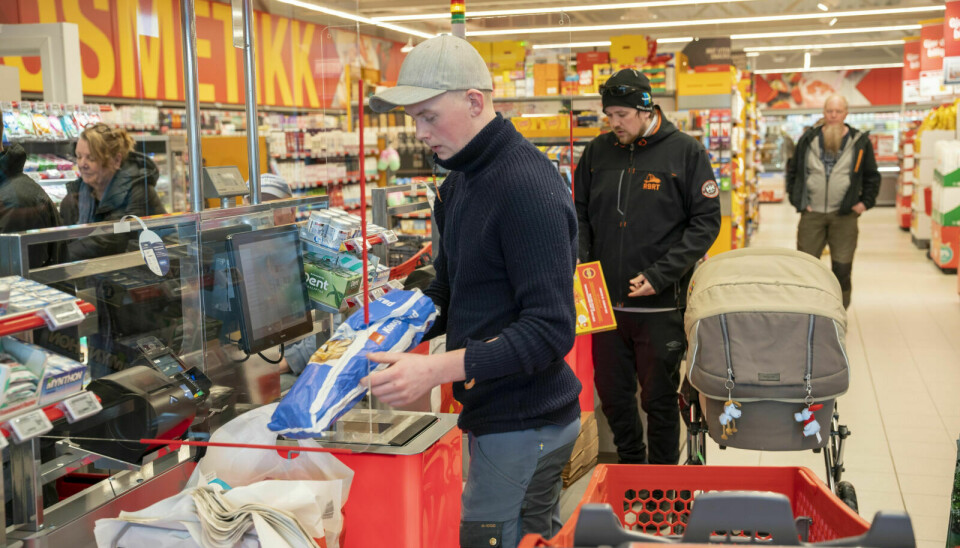 HANDLETUR: Jens Thomas Bøhn benyttet åpningsdagen til å handle i Extra-butikken. Foto: Nils Kåre Nesvold