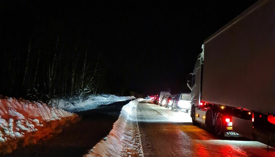 KØ: En trailer har sakset og sperrer veien i Nesvollbakken i Ålen, noe som lager kø på stedet. Foto: Tipser