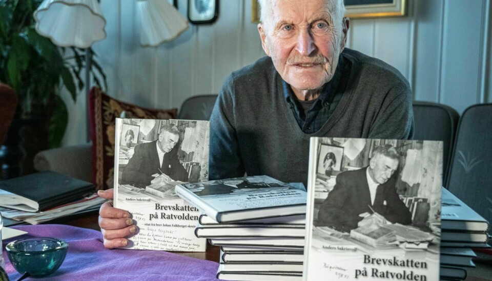 BOKLAGER: Anders Sakrisvoll anbefaler folk å lese boka «Brevskatten på Ratvolden» som han ga ut i 2009. Selv har Sakrisvoll noen kasser han ønsker å bli kvitt. Foto: Nils Kåre Nesvold