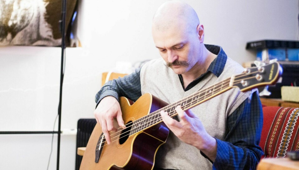 NYTT ALBUM: Celio Barros har blant annet tatt sin elektriske bassgitar i bruk på sitt nye album ved navn «Haltdalen». Foto: Eskil Buseth Folstad