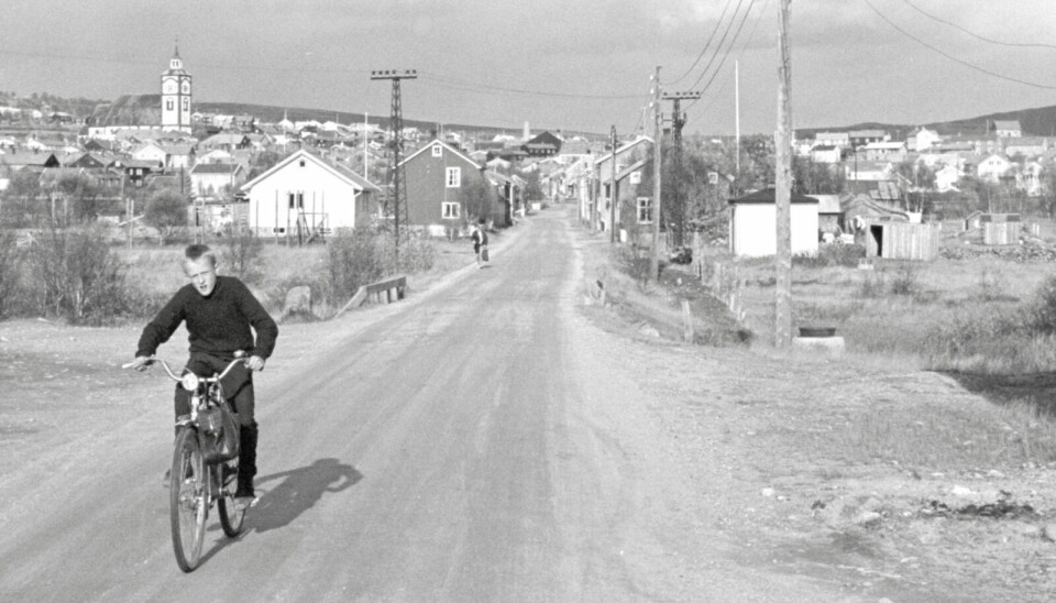 FRA ØRA: Miljøbilde fra Øra tatt av Solvang på 60-tallet. Nå ber Rørosmuseet publikum om hjelp, blant annet til å finne ut hvem gutten på sykkel er. Foto: Frits Solvang, Eier: DEXTRA Photo, Norsk teknisk museum