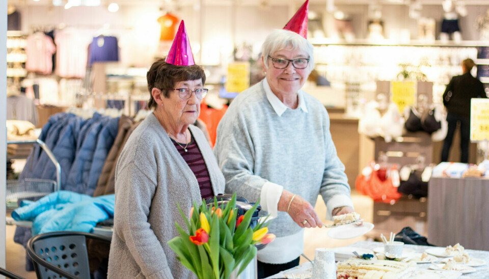 SERVERTE KAKE: Ingeborg Rønning og Janny Bremnes serverte kaffe og kake til besøkende ved Domus Kjøpesenter onsdag. Foto: Marit Langseth