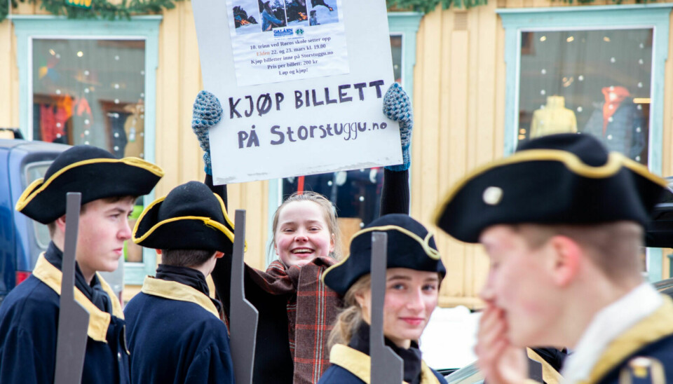 MARSJ: Elevene på tiende trinn marsjerte både i Storgata, Litjgata og gjennom Domus torsdag. Foto: Eli Wintervold