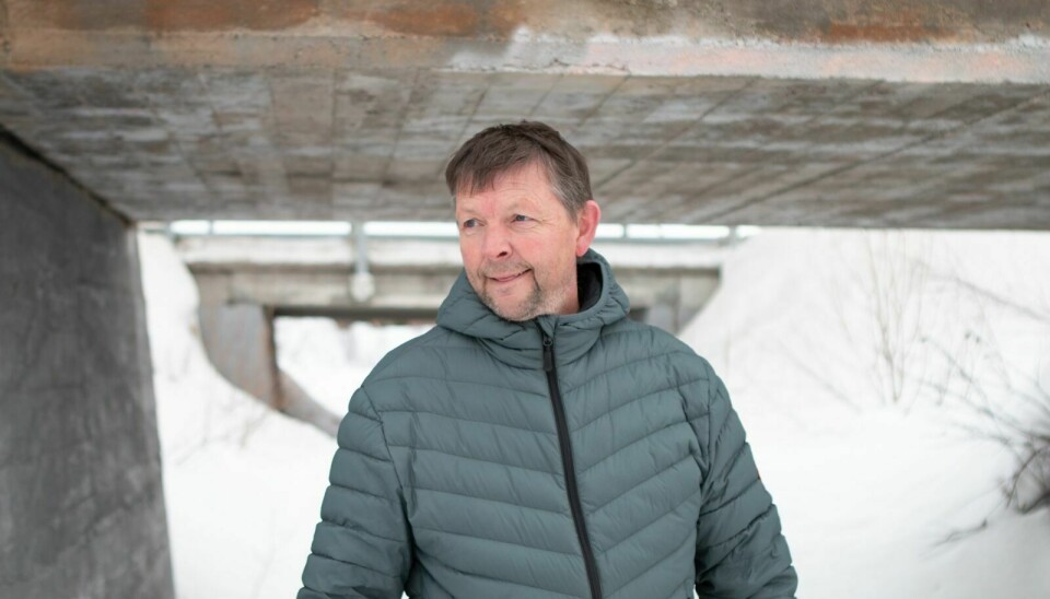 DÅRLIG FRAMKOMMELIGHET: Jon Anders Kokkvoll er leder i trafikksikkerhetsutvalget i Røros kommune. Han ber om at det fjernes snø for å bedre fremkommeligheten for myke trafikanter flere steder i sentrum. Foto: Marit Langseth