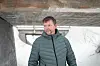 DÅRLIG FRAMKOMMELIGHET: Jon Anders Kokkvoll er leder i trafikksikkerhetsutvalget i Røros kommune. Han ber om at det fjernes snø for å bedre fremkommeligheten for myke trafikanter flere steder i sentrum. Foto: Marit Langseth