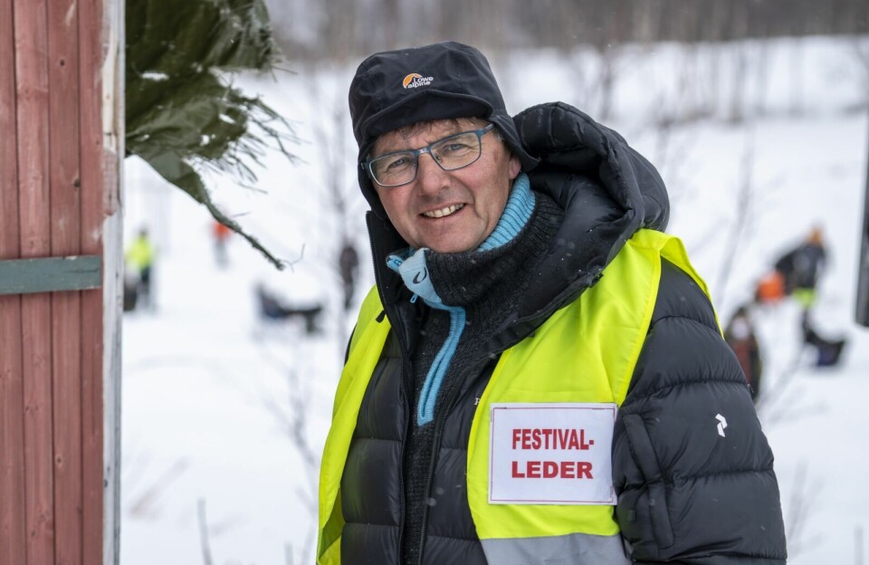 FESTIVALLEDER: Steinar Tamnes er mangeårig festivalleder for Isfiskefestivalen på Haugatjønna. Han sier det er satt ut 400 røyer i tjønna bare i år. – Her er det mulighet for å få bra matfisk av god kvalitet og i tillegg vinne fine premier, sier han. Foto: Nils Kåre Nesvold