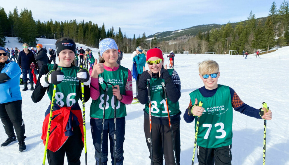 SKILØPERE: Mange skiløpere stilte til start i finværet på Haltdalen stadion. F.v: Maren Bakås, Marit Dybdalsbakk, Signe Evenås-Maurbakk og Kasper Moen. Foto: Ottar Bakås