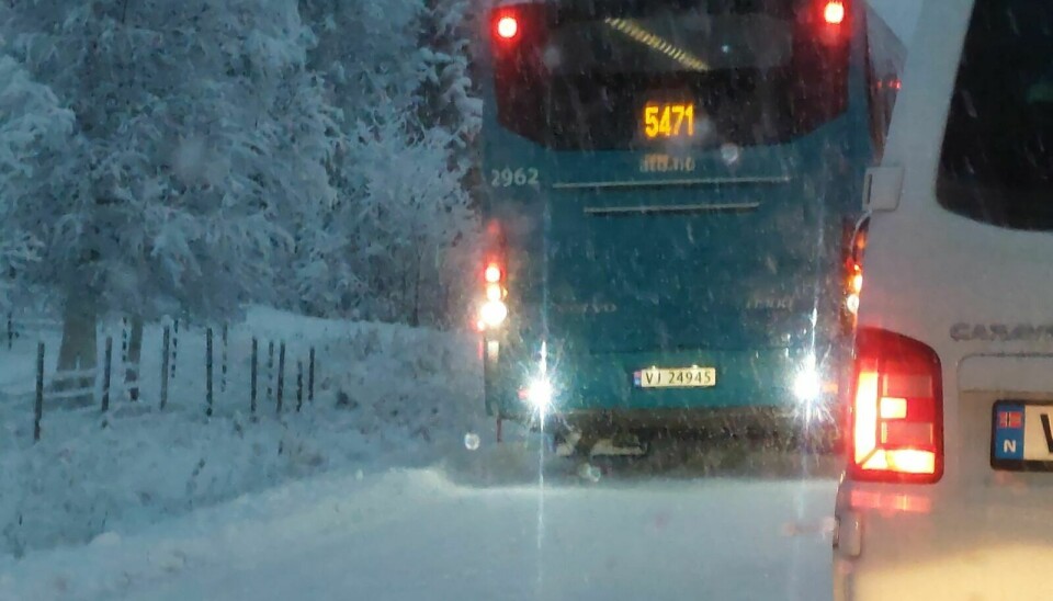 GLATT: Bussjåføren har opplyst at det er svært glatt på veien. Foto: Eskil Buseth Folstad