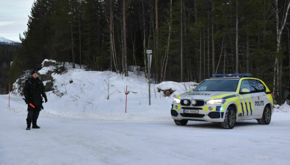 SJEKKET BILER: Politiet stoppet biler ved Kolbotnvegen i Ålen fram til klokka 10.40 ifølge tips. Foto: Tipser